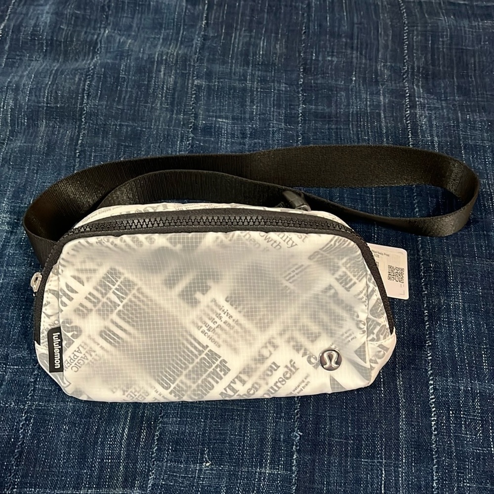 NWT Lululemon 1L belt bag, Manifesto print white/black